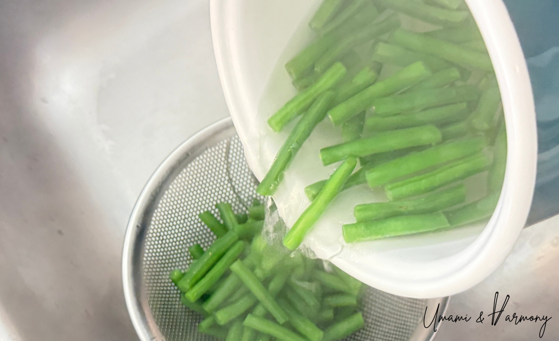 Drain the boiled green beans in a colander.
