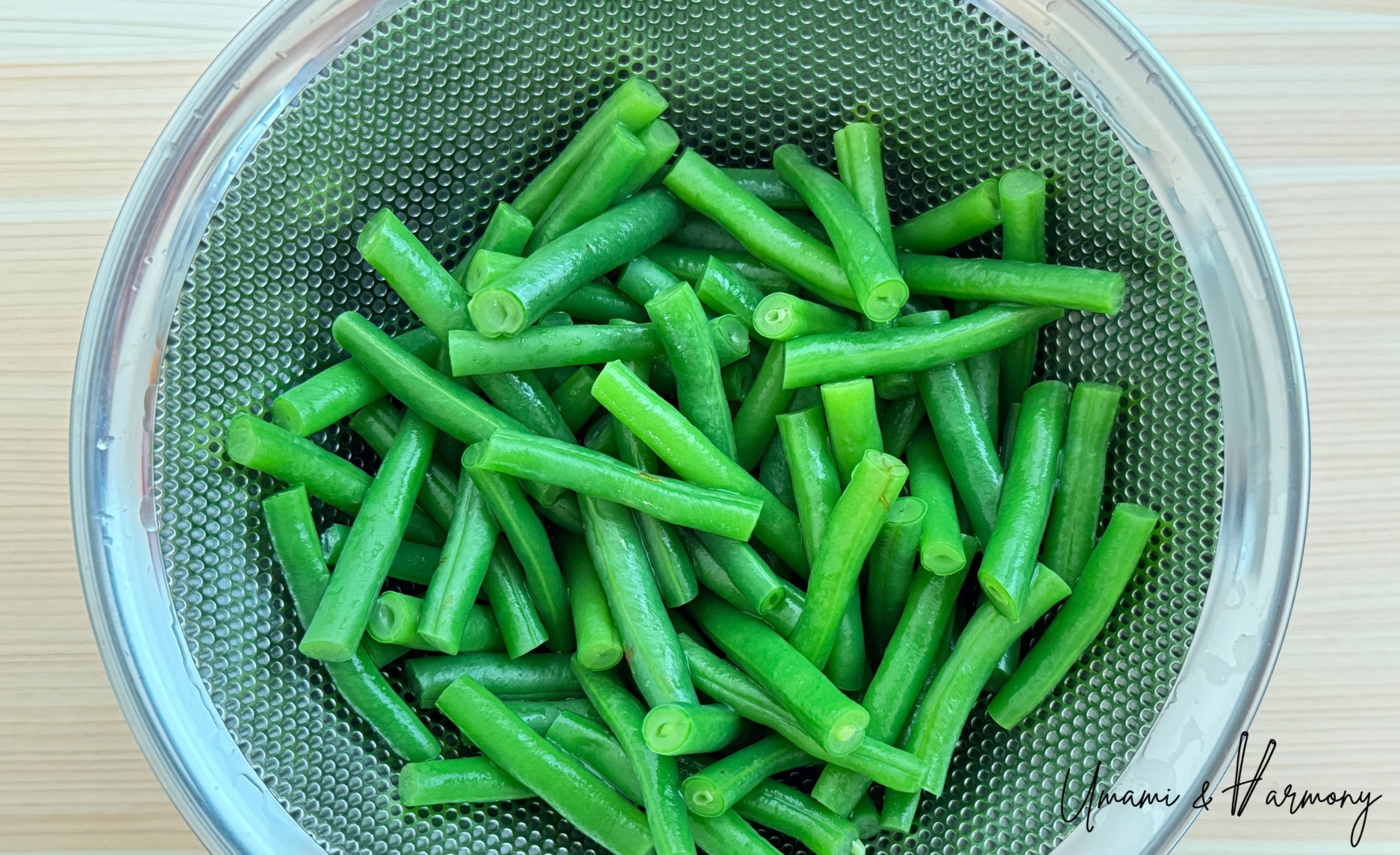 Let the green beans drain completely in a colander.