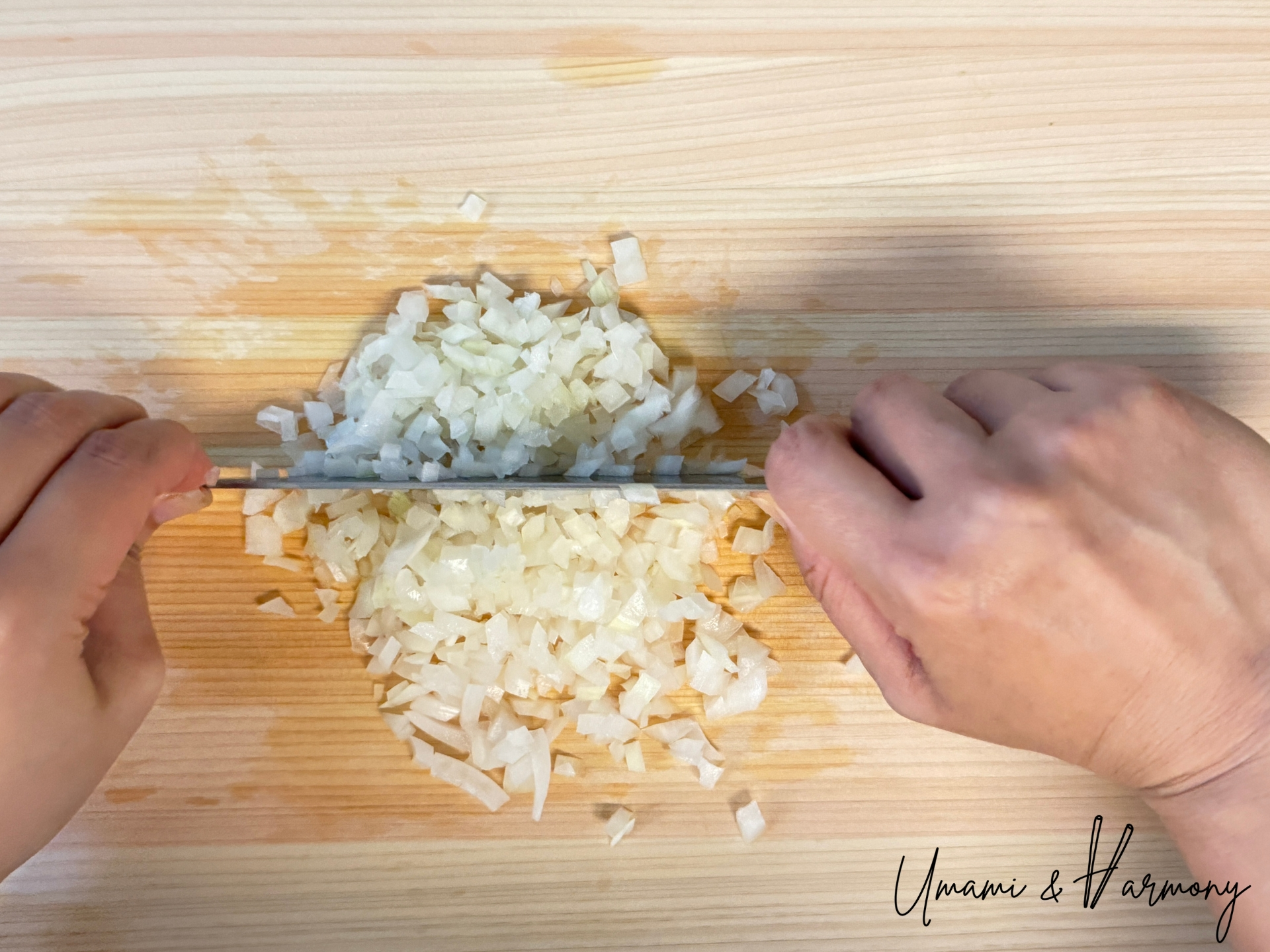 Finely chopping onion for gyoza filling