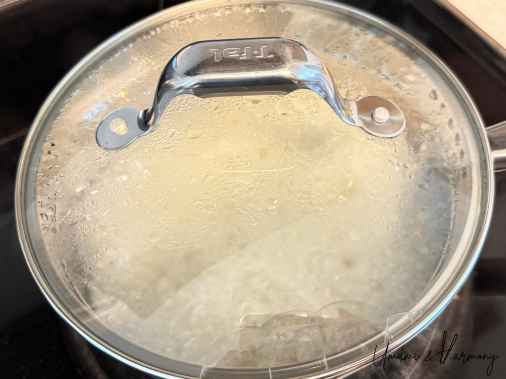 Cooking sushi rice in a pot