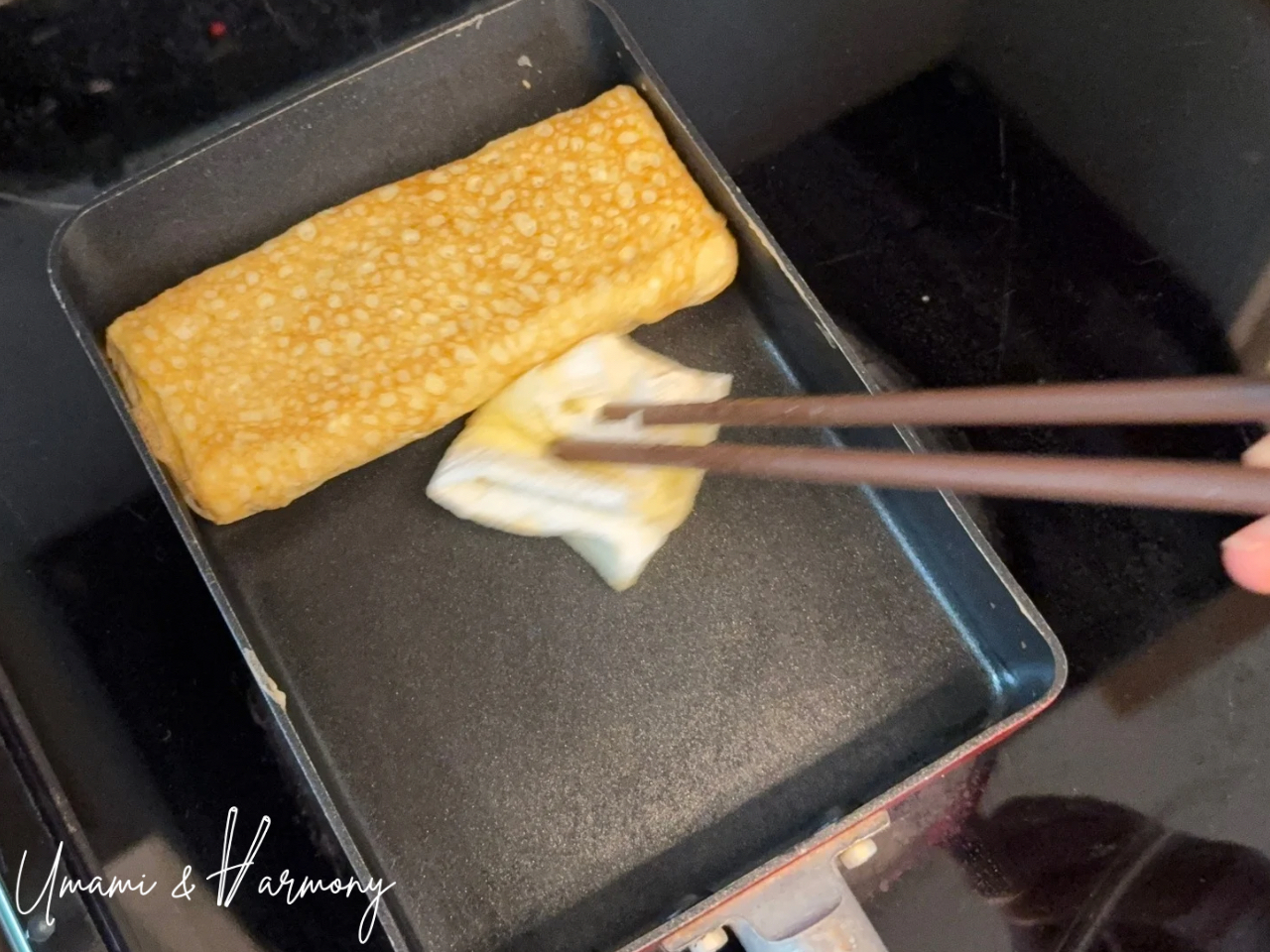 Oiling the pan with folded kitchen paper before third layer