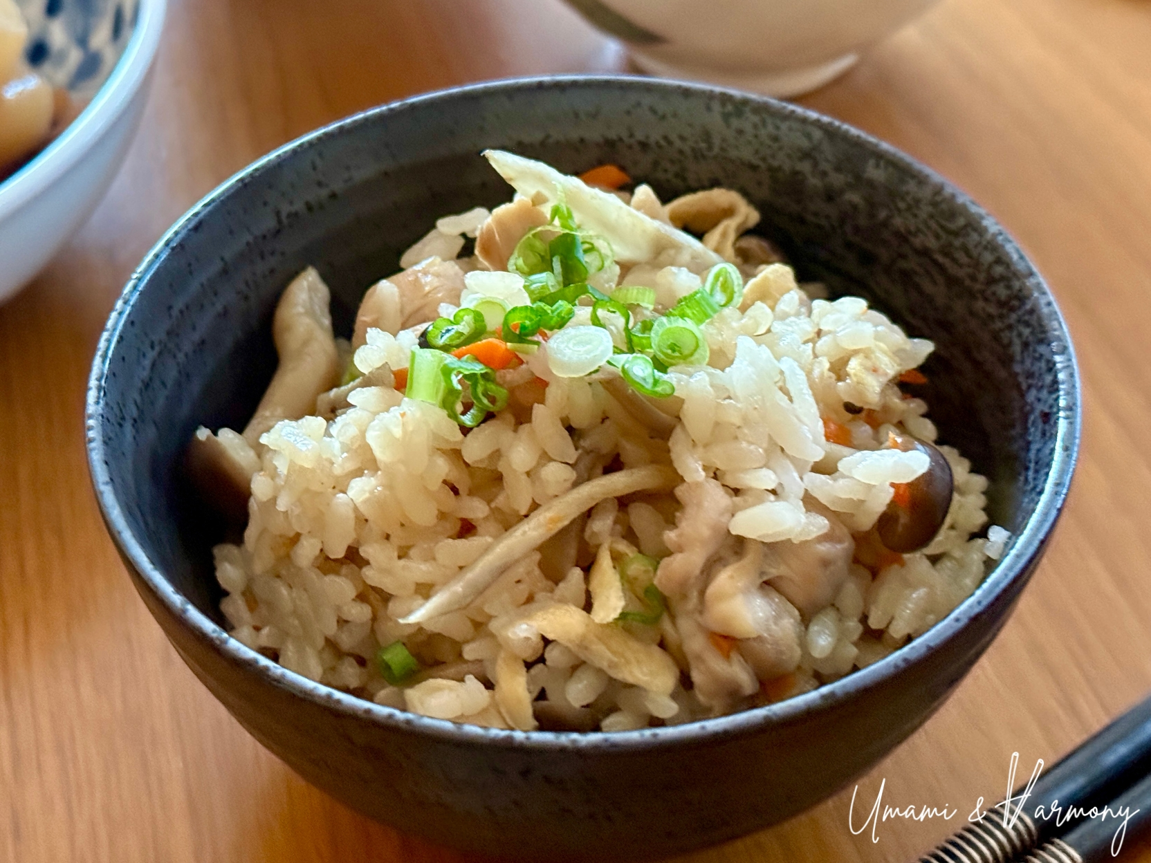 Gomoku takikomi gohan served in a bowl with mixed vegetables and chicken