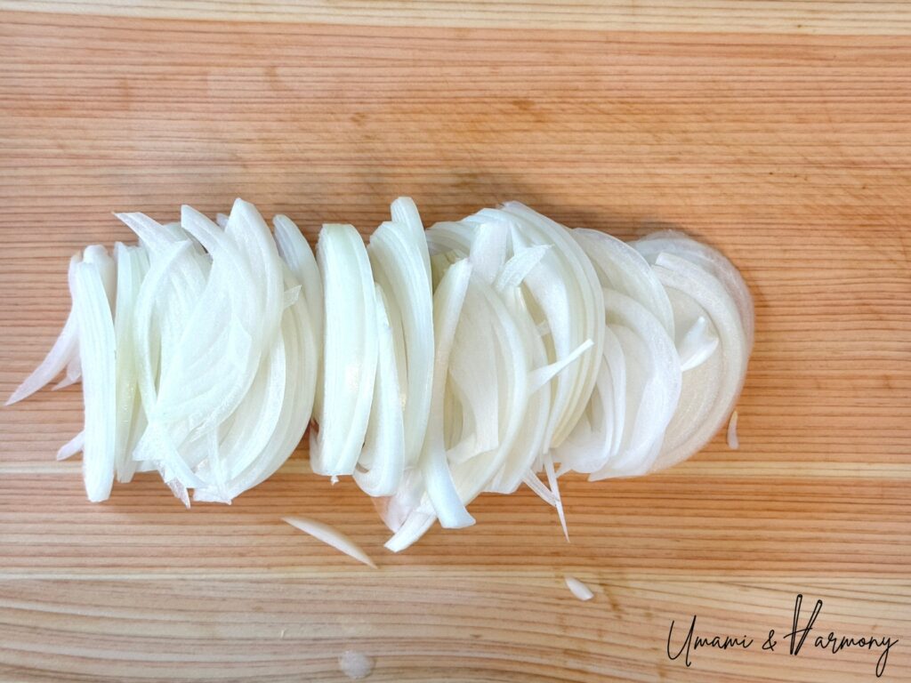 Thinly sliced onion