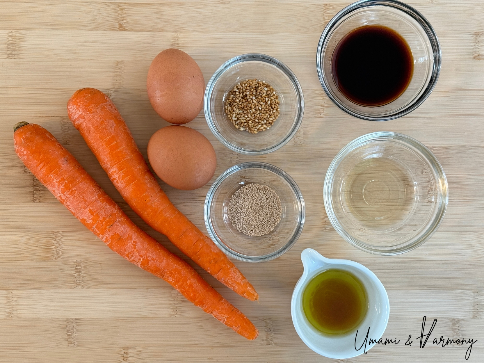 Ingredients for ninjin shirishiri including carrots, eggs, soy sauce, mirin, dashi powder, sesame seeds, and oil