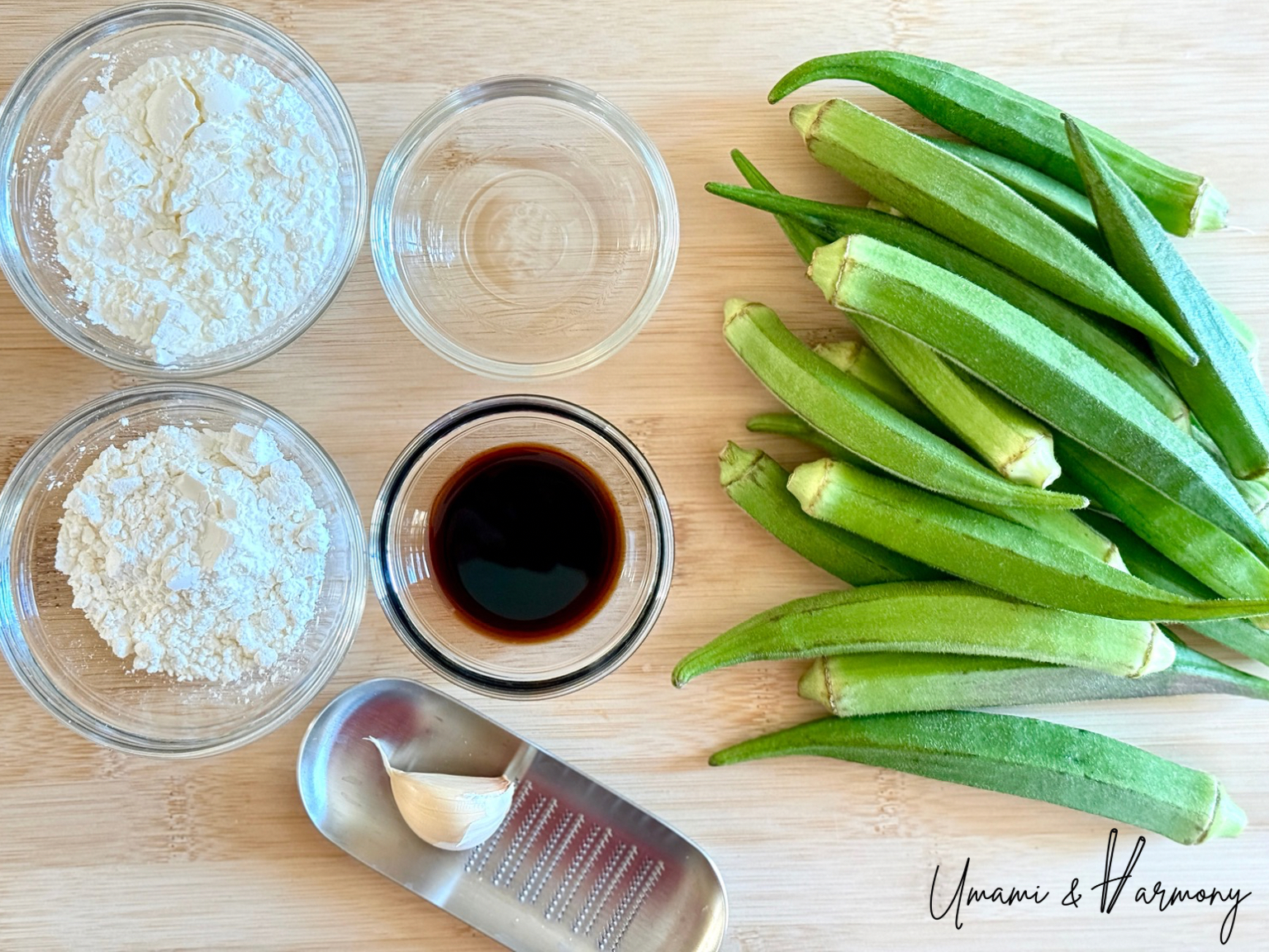 Ingredients for garlic soy fried okra including okra, garlic, soy sauce, sake, flour, and starch