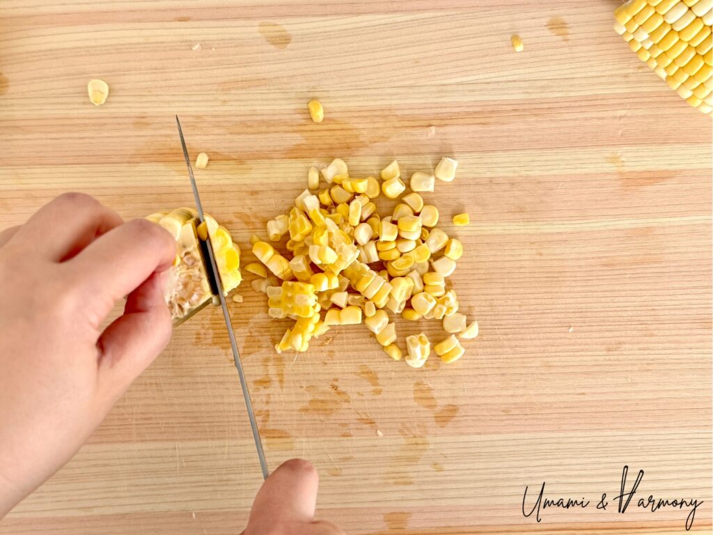 Cutting corn kernels off the cob
